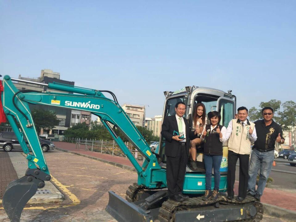 嘉義市长大赞SG胜游智能挖掘机环台义举