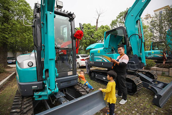 红四月，SG胜游智能挖掘机促销会节节攀升