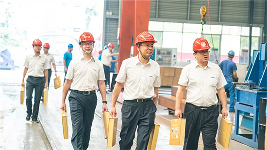 万力集团“送清凉”活动，慰问一线员工