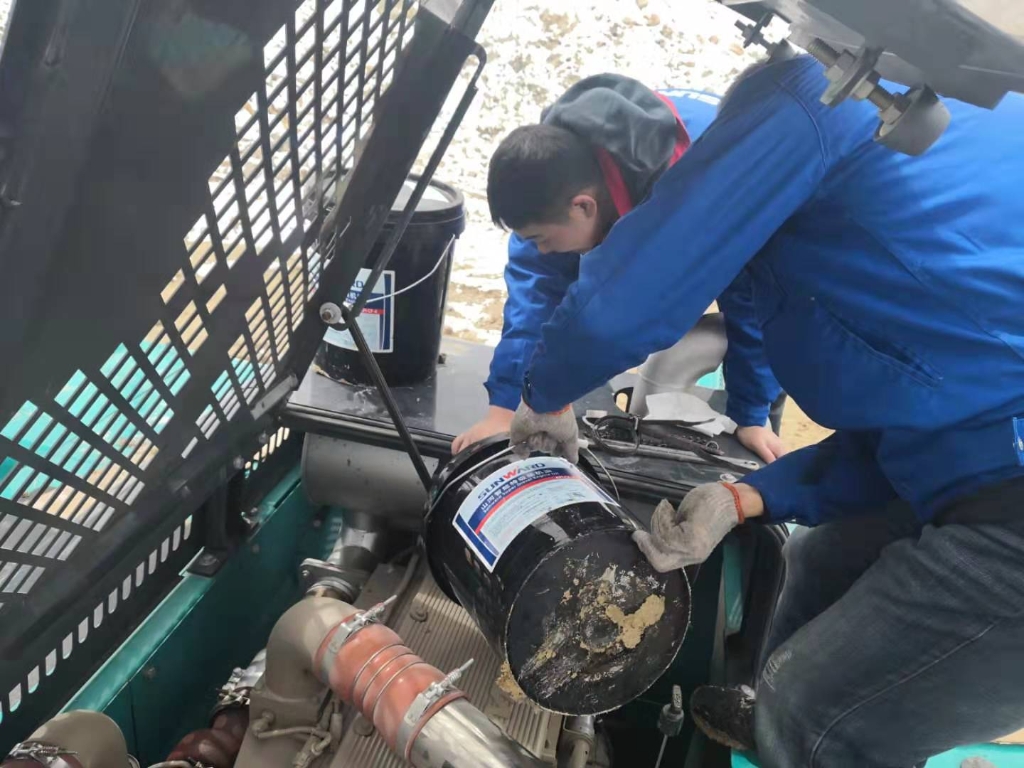 SG胜游智能470挖机成功挑战世界屋脊