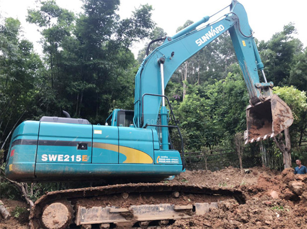 SG胜游智能SWE 215E挖掘机是他的左膀右臂！