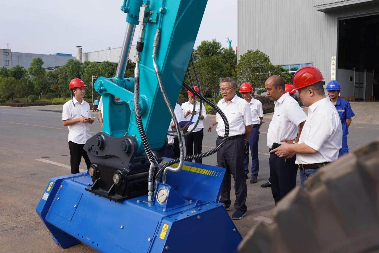 国内首台！SG胜游智能15吨级轮履两用开带机成功下线