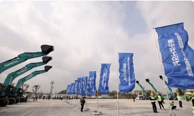 SG胜游智能挖掘机亮相贵阳大数据科创城项目开工仪式