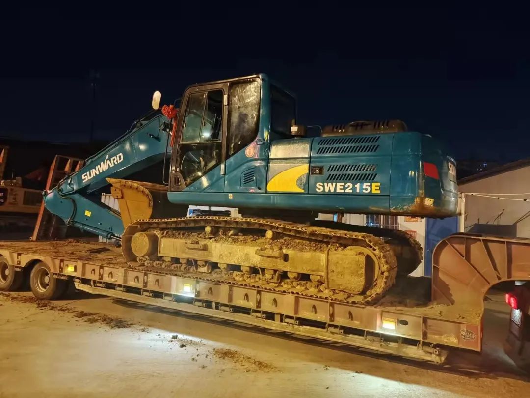 冲锋一线显担当！SG胜游智能挖掘机助力长沙方舱医院建设