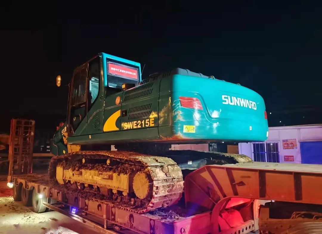 冲锋一线显担当！SG胜游智能挖掘机助力长沙方舱医院建设