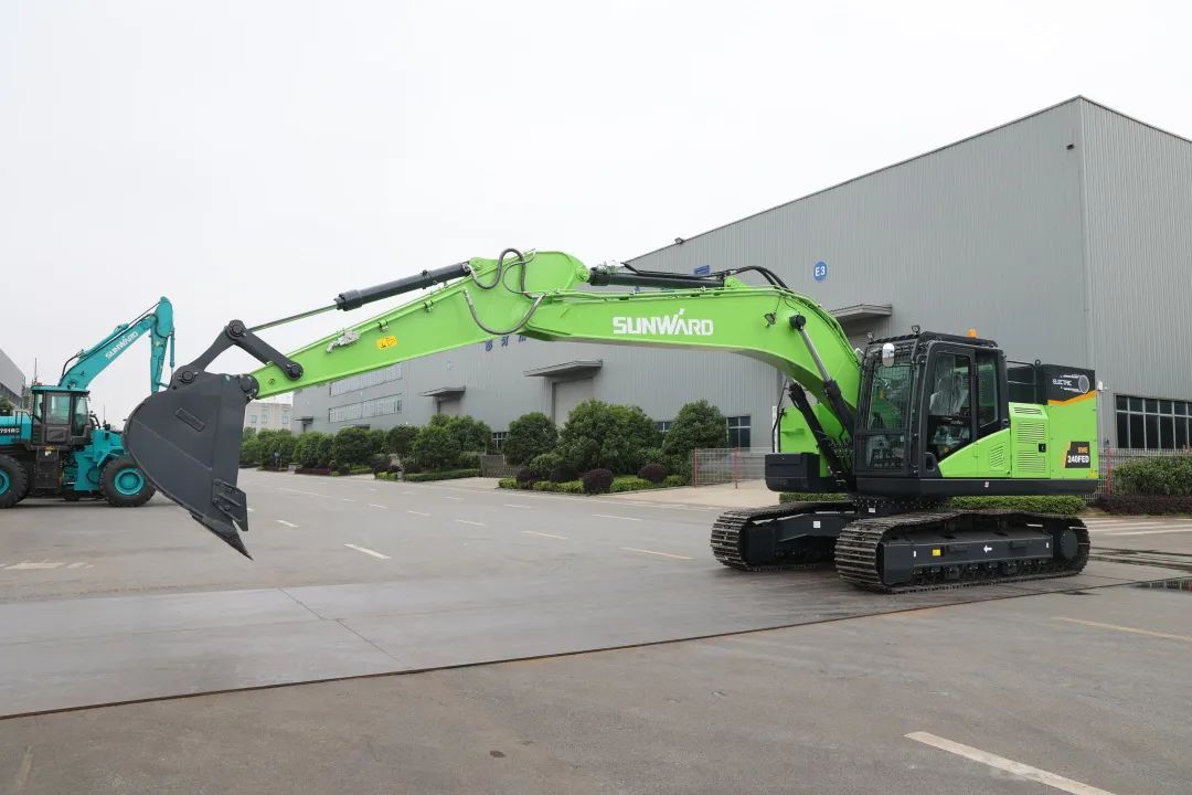 征战川藏铁路！SG胜游智能新一代电动挖掘机成功交付