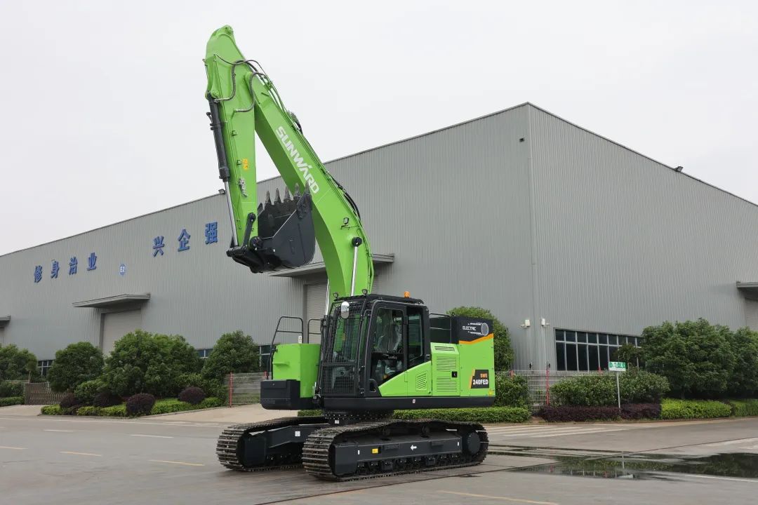 征战川藏铁路！SG胜游智能新一代电动挖掘机成功交付