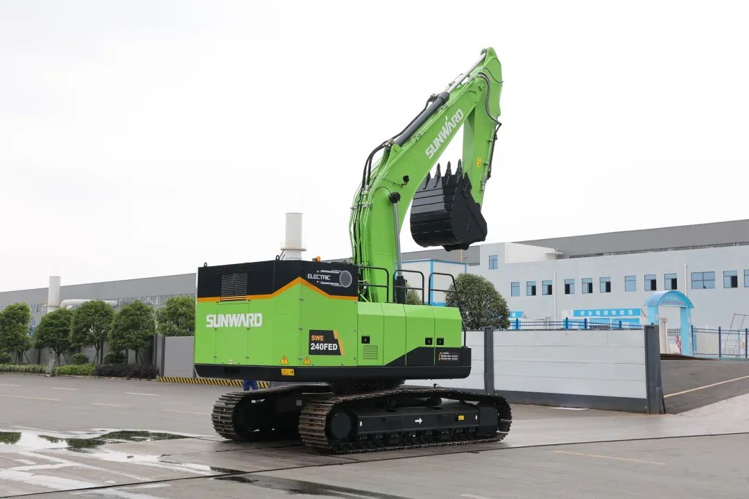 征战川藏铁路！SG胜游智能新一代电动挖掘机成功交付