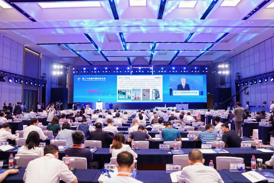 何清华在第二十四届中国科协年会作主旨报告：制造业高地源自体系