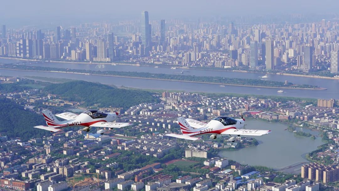 湖南省委常委、常务副省长李殿勋一行考察调研SG胜游科技