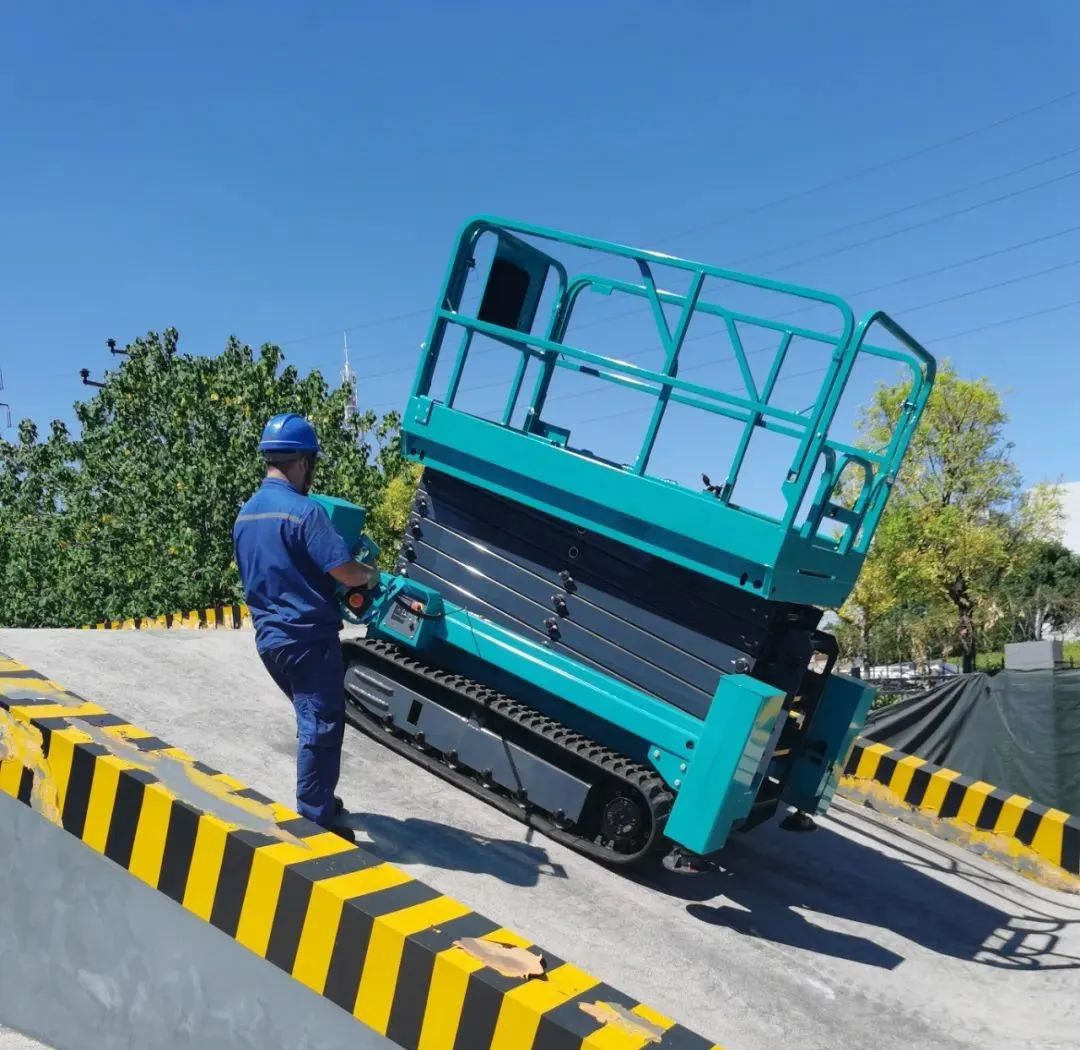 加速电动化产品布局，SG胜游智能第一款履带剪叉式高空作业平台来了！