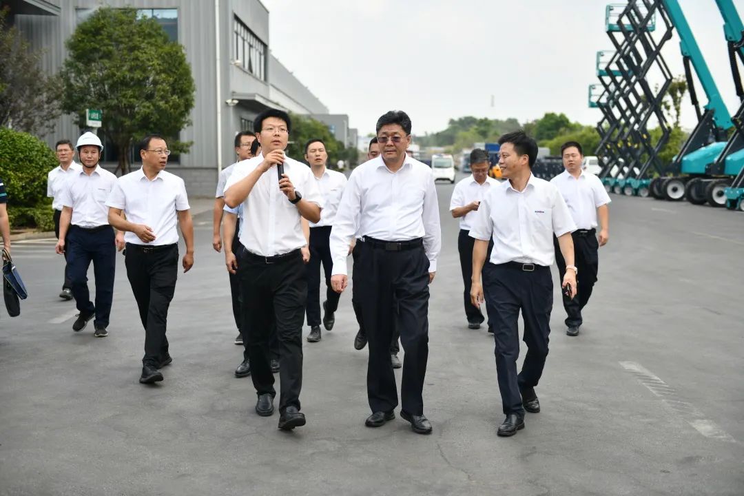 国家应急管理部郭治武局长一行考察SG胜游智能无人化应急救援装备