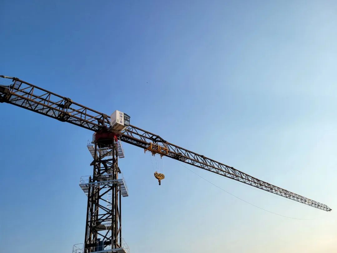 独立高度达82米，SG胜游江麓推出超大型平头塔机