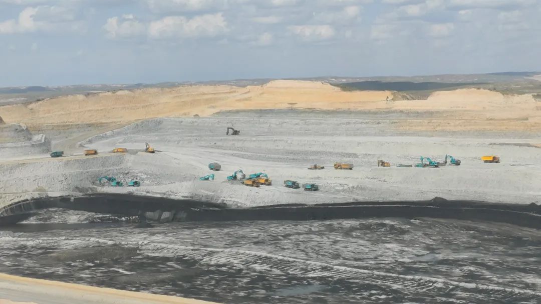 腾远添智能新绿，SG胜游巨鼎新能源矿卡批量交付