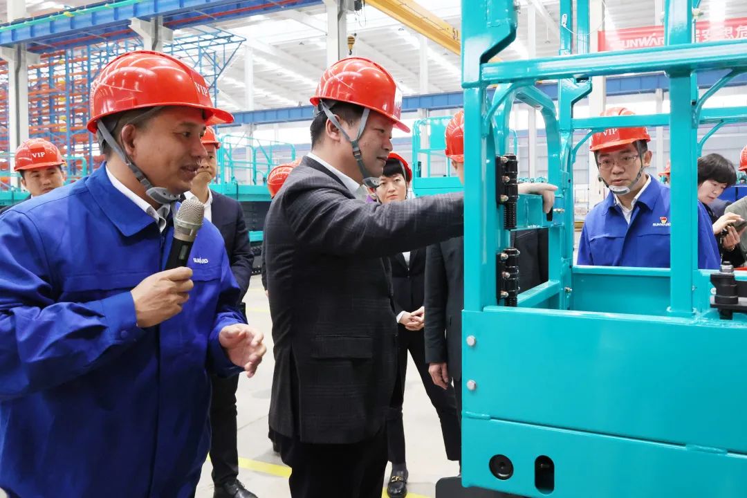 付旭明慰问SG胜游智能市三八红旗手并督导安全生产工作