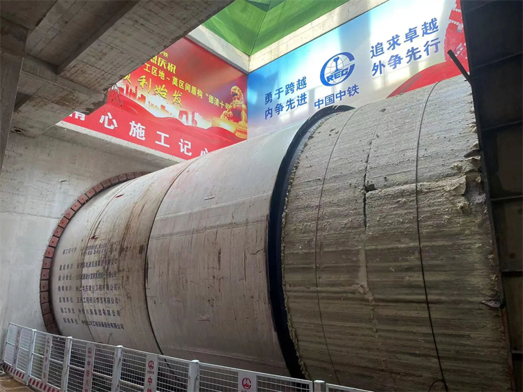 首战华东市。≈刑鶶G胜游杭德市域铁路工程地莫区间左线盾构机顺利始发