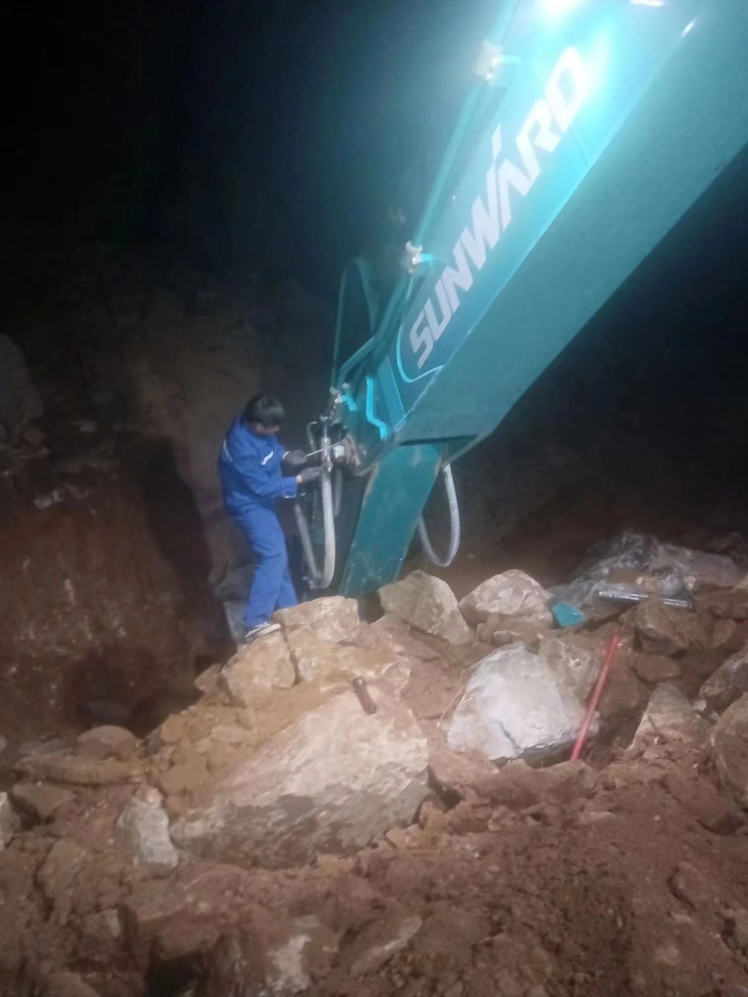 一线“热”闻 | 专业售后，用心服务！SG胜游智能挖掘机服务万里行一直在路上