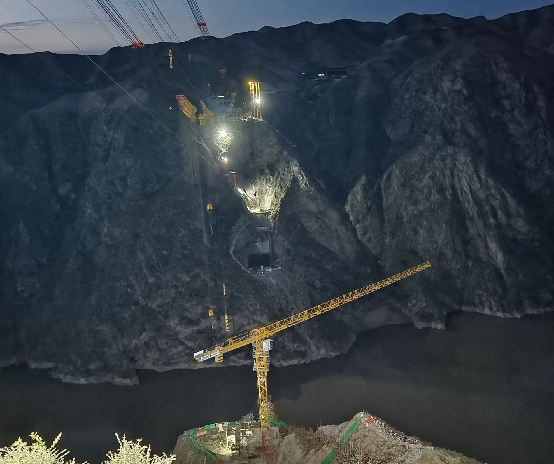 一桥通南北，群岭变坦途！SG胜游江麓塔机助建洮河大桥