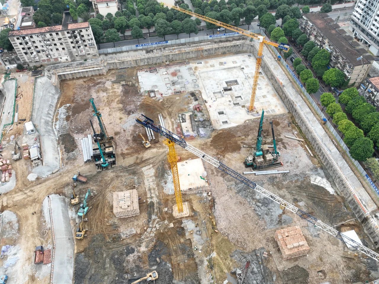 “绿巨人”显神威！SG胜游智能引孔式静力压桩机助建“绿城”南宁民生项目