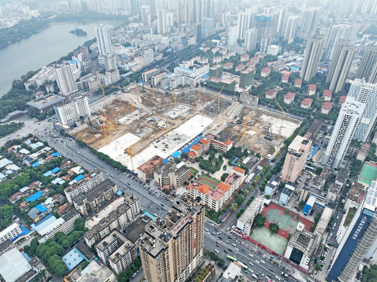 “绿巨人”显神威！SG胜游智能引孔式静力压桩机助建“绿城”南宁民生项目