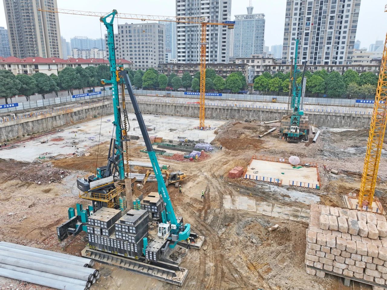 “绿巨人”显神威！SG胜游智能引孔式静力压桩机助建“绿城”南宁民生项目