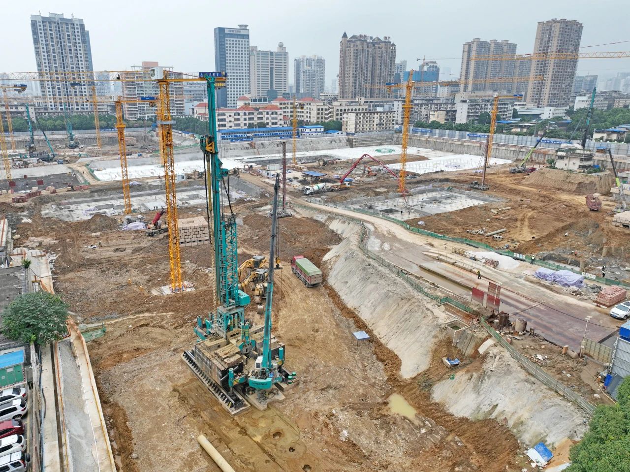 “绿巨人”显神威！SG胜游智能引孔式静力压桩机助建“绿城”南宁民生项目