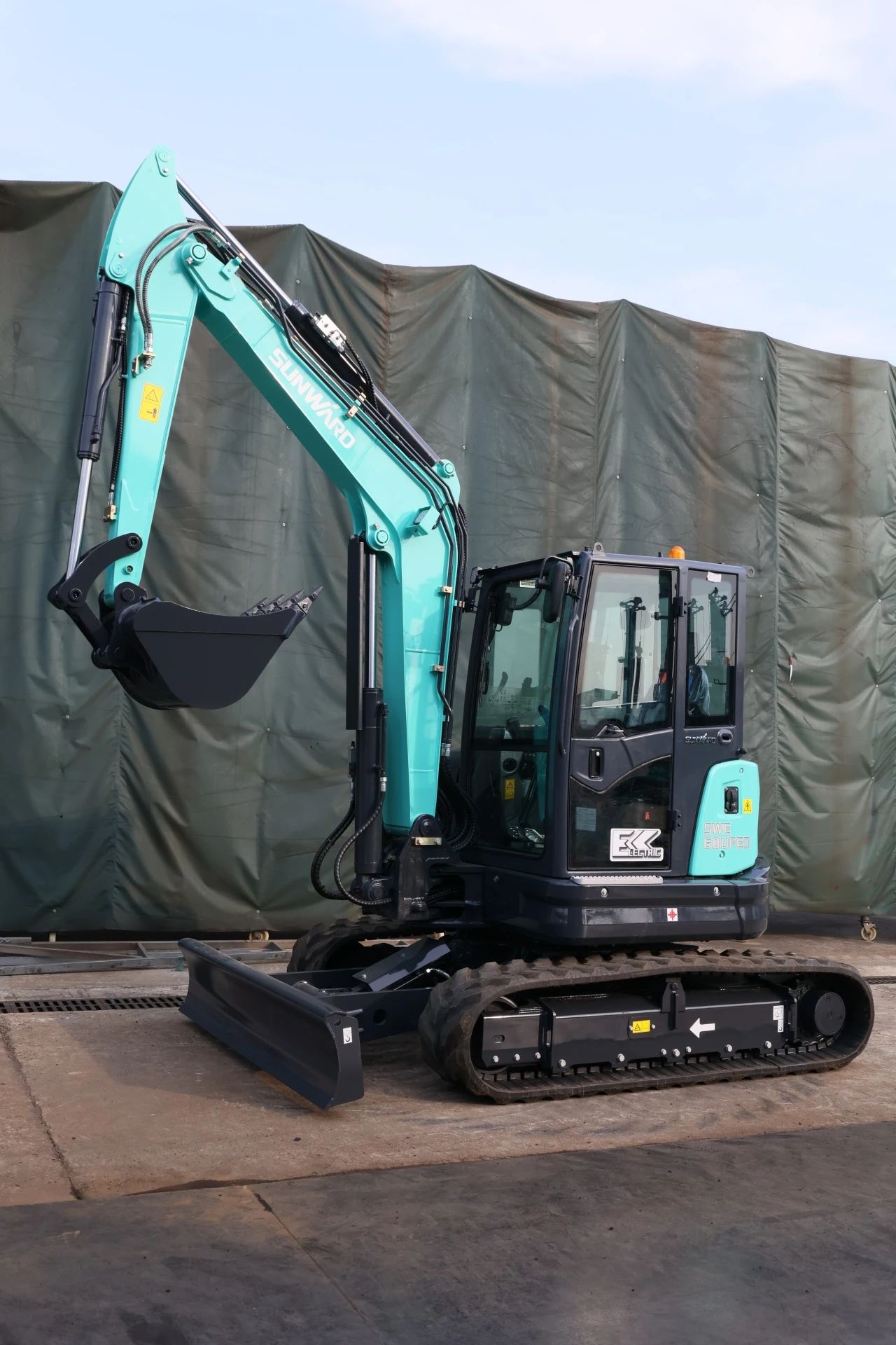 绿色上新！SG胜游智能SWE60UFED纯电动无尾挖掘机成功下线