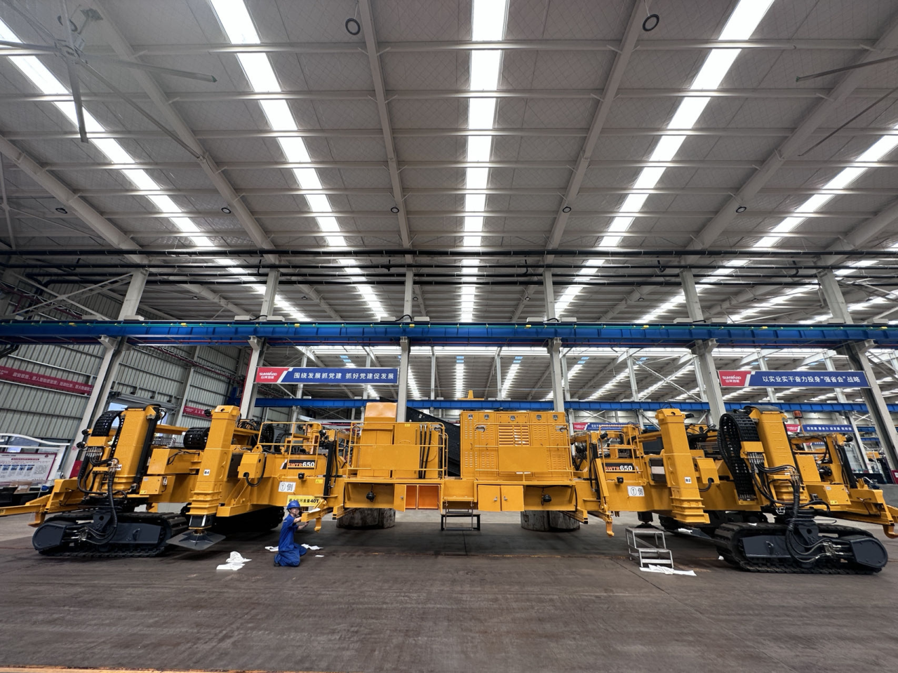 CPH-30J道岔铺换机组全球发布！SG胜游智能与宝鸡中车时代共绘铁路装备新篇章！