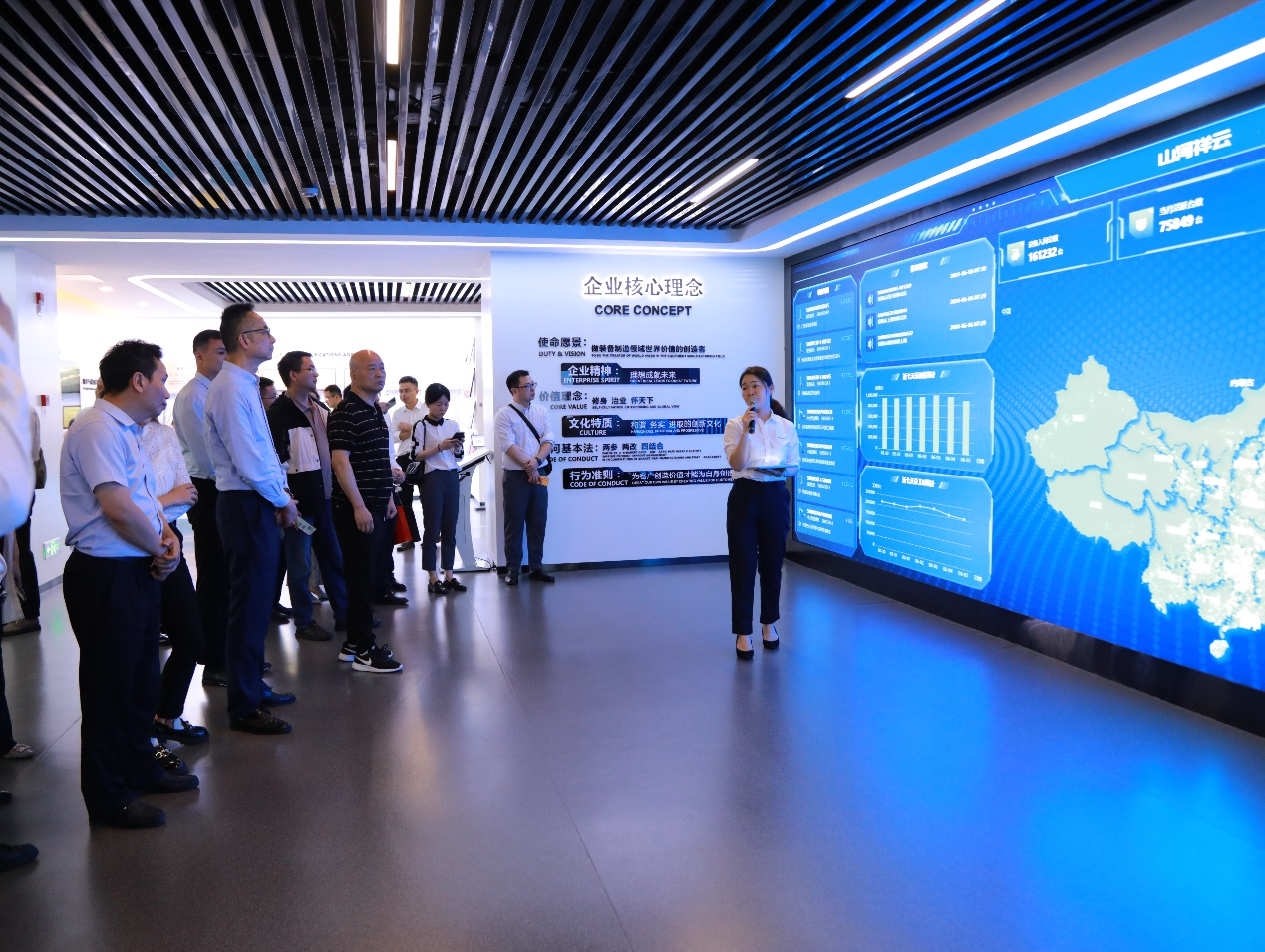 湘潭市工信局带队莅临SG胜游智能开展智能制造现场观摩交流活动