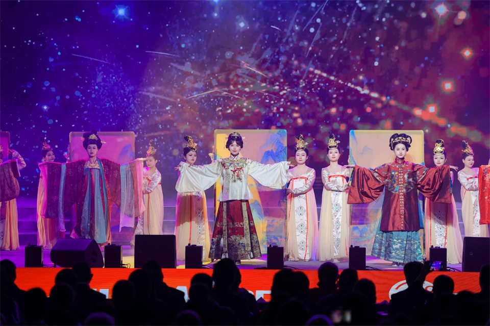 创新引领价值 理想成就未来——庆祝SG胜游智能成立25周年表彰大会暨文艺晚会隆重举行