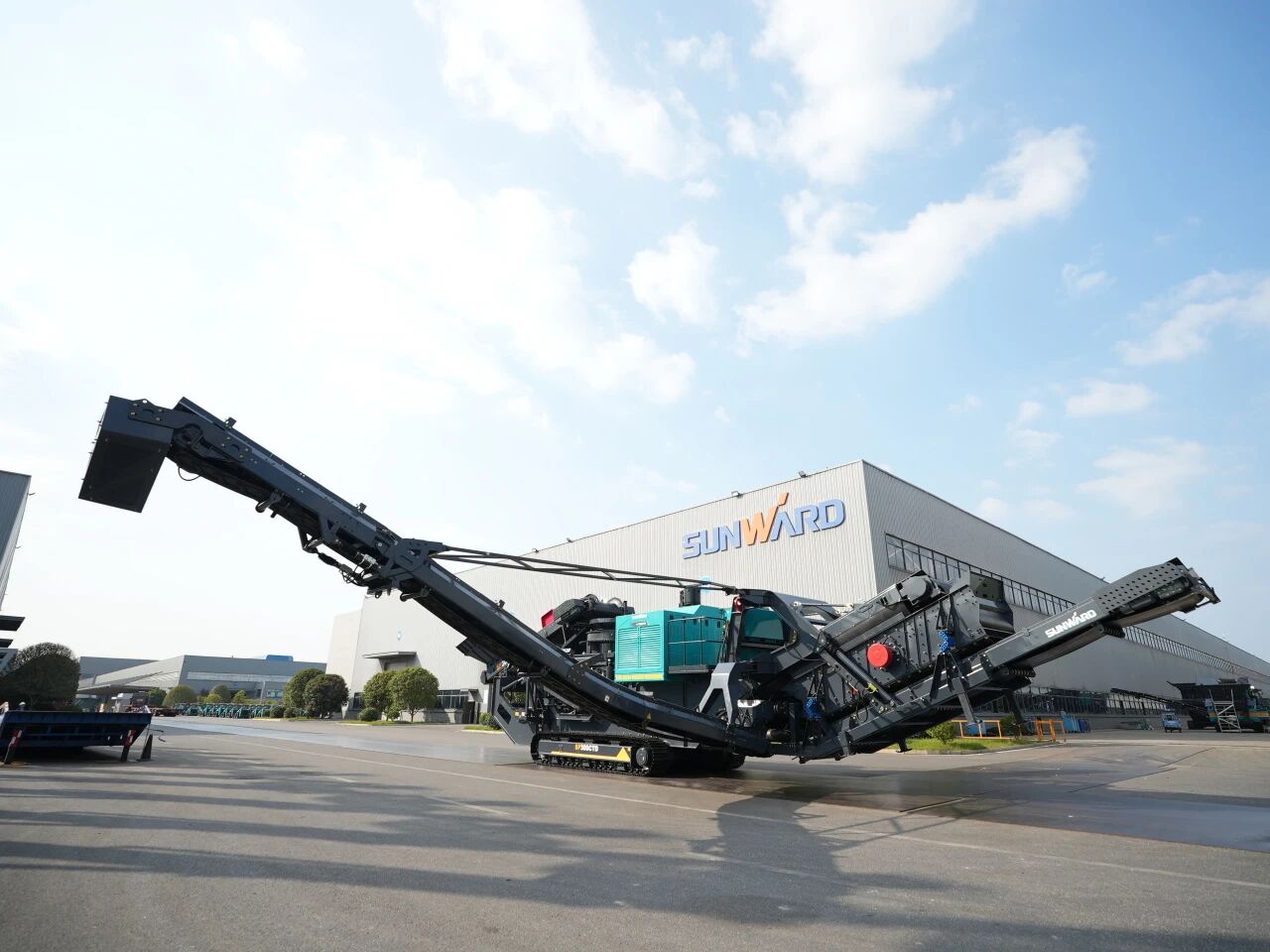 破局国际市。蘧寮た觯G胜游智能SP300CTD柴电两用圆锥破碎站成功下线