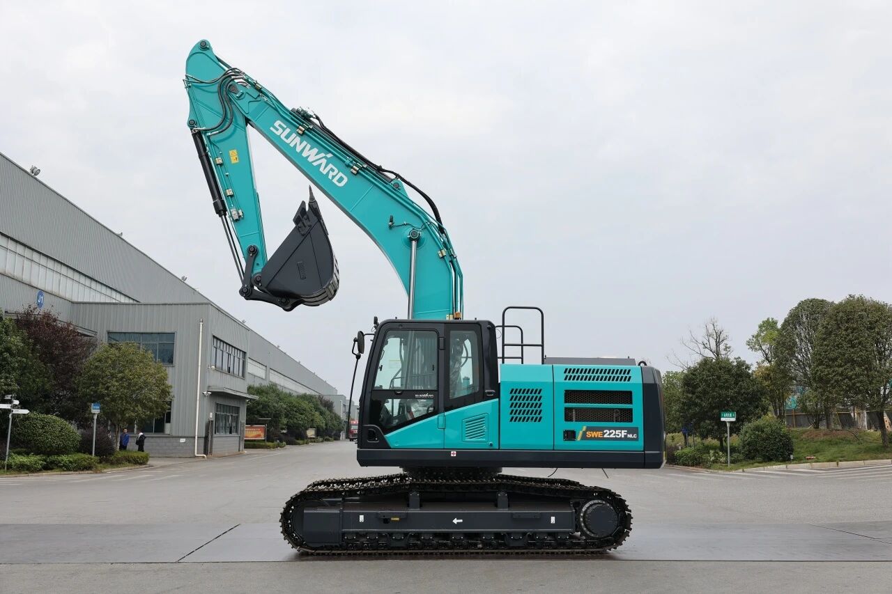 “双子星”闪耀！SG胜游智能两款履带式液压挖掘机成功下线