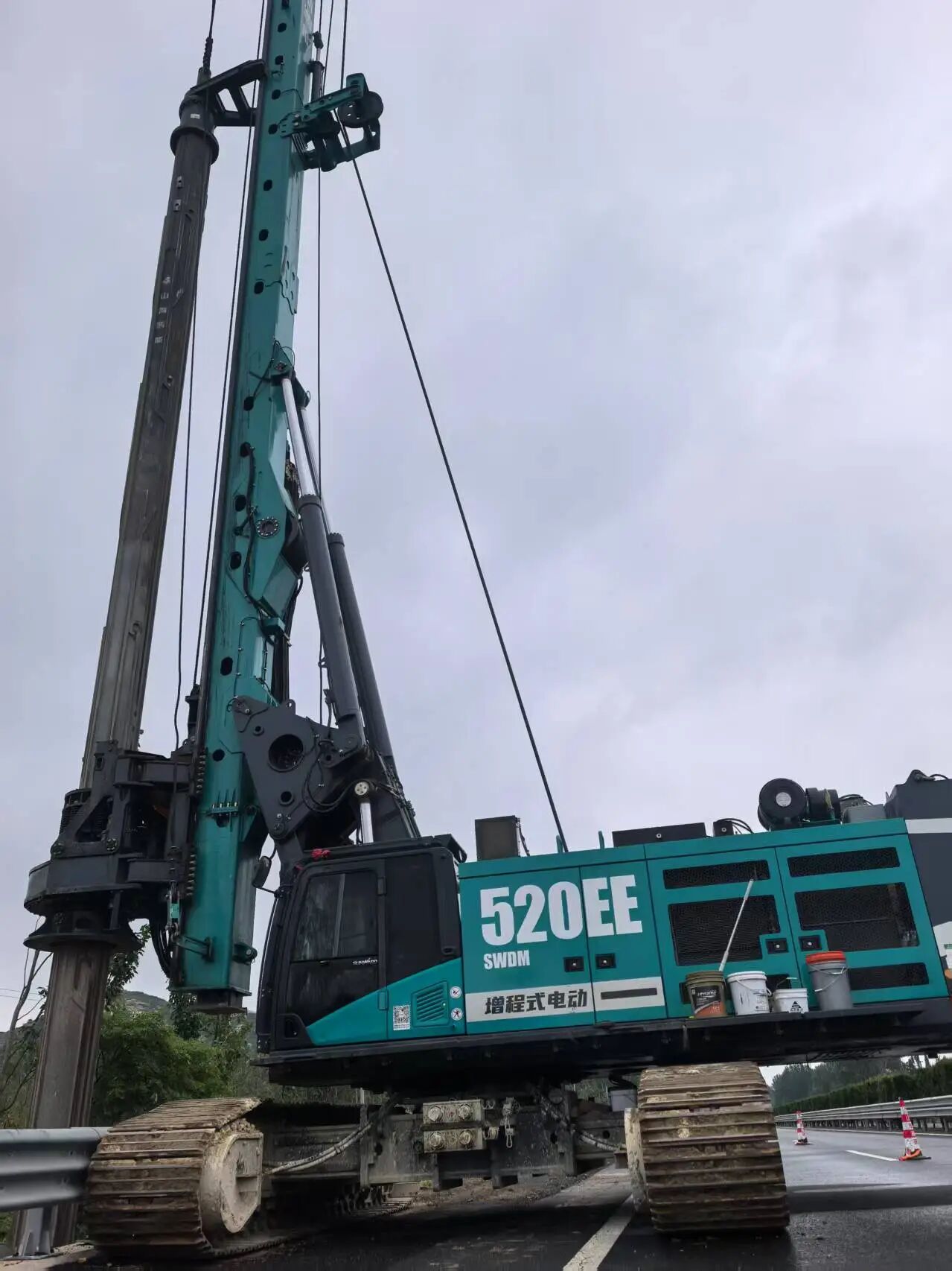 SG胜游智能增程式电动旋挖钻机助力山东高速建设，绿色施工成效显著